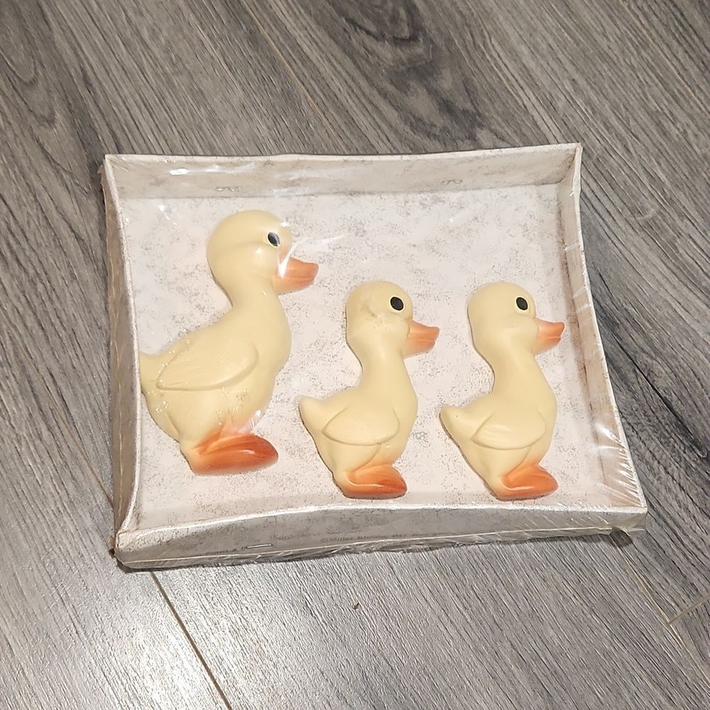 DEADSTOCK Vintage NIB Plastic Duck Family Wall Decor